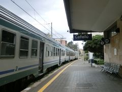 ミラッツォ駅から列車に揺られること約1時間40分♪
チェファルー駅に到着しました。

あれれ、お天気が怪しいぞ（￣□￣;）