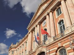 こちらはトゥールーズ市庁舎「キャピトル」
18世紀中頃に建造された、バラ色のレンガと白い石の組み合せが美しいバロック様式の建物です。