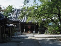 向源寺（渡岸寺観音堂）。
一見、街にある一般的なお寺ですが、こちらに素晴らしい国宝の観音様がいらっしゃるのです。ぐるっと360度どの方向からも見られるように置かれていて、普段あまりみることのない仏像の裏側もよくみることができました。
全国の国宝十一面観音の中でも最も美しいといわれるのも納得でした。