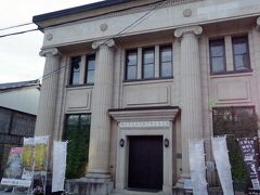 きのもと交遊館。旧滋賀銀行の建物を改装したとのことで、和風の建物が多い街道沿いでは異彩を放っています。