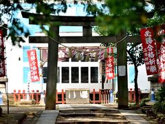 細道の先(参道)には天神様をお祀りしている三芳野神社（みよしのじんじゃ）