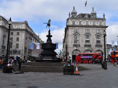 チェーンの喫茶店でサンドイッチを食べた後、ブラブラと歩きながら、ピカデリーサーカスへ到着。老舗商店やブランドショップ、劇場などが建ち並ぶロンドンの中心だ。