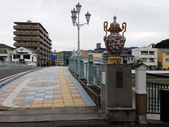 　次は伊万里へ。３つの縁起橋を渡ります。相生橋、延命橋、幸橋。
欄干には伊万里焼の作品
「伊万里色絵楼閣山水文大壺（いまりいろえろうかくさんすいもんおおつぼ）」
が飾ってあります。これは相生橋。