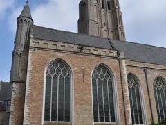 クルーズの後は聖母教会を見学。塔は高さ122mで、完成までに約200年かかったらしい。ほぼ30階建てのビルに相当する巨大建築だ。