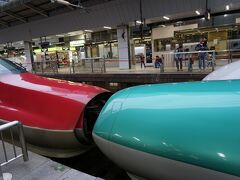 東京からは秋田新幹線に乗り換え。
秋田新幹線は盛岡まで東北新幹線とくっついてます。
赤色が秋田新幹線（こまち）。
緑色は函館まで行きますよ～。

初めての秋田新幹線だあ！！