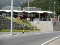 サンモリッツ駅です。ここは駅舎の西の端、湖沿いの遊歩道を歩いてここまでやってきました。
残り時間を考えてここからUターン。駅前まで戻りましょう。