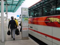 函館空港～新函館北斗駅を結ぶ路線。函館帝産バスの運行。1日5往復。
大人1000円。
空港発11：10のバスに乗車。まだ知名度が低いのか利用者は2名のみ。
同じ乗り場から函館行もあることから案内人が説明していた。
