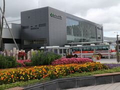 新函館北斗駅到着。旧駅名は渡島大野駅。小さな駅が大変貌。
バスは函館空港から約1時間、結構時間がかかる。
空港から五稜郭公園前までの間、数カ所の停留所があったのだが、利用者はいなかった。
空港からの利用者ではなく、新幹線対応のようなダイヤにも見えるのだが・・・
ここから郵便局を訪問し、駅前を探索後、電車で函館に向かう。