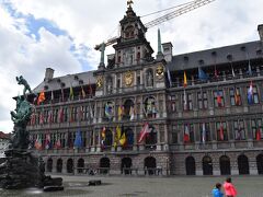 世界各国の旗が掲げられた市庁舎を見ながら街歩きを再開。この地方では珍しいイタリア様式で、さらに「フランドル地方とワロン地方の鐘楼群」の一つとして世界遺産に認定されている。