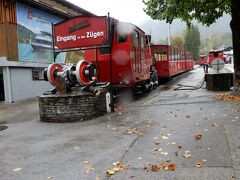 ザンクト・ボルフガング到着後、登山電車に乗り、シャーフベルク山（1,783m）に上ったが、あいにくの雨で何も見えず、街にとんぼ返りした。