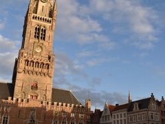 アントワープからブルージュへと戻ってきた。夕暮れのマルクト広場と鐘楼。