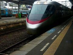 「特急しおかぜ１４号」。
今治まで４０分弱しか乗らないけど、初めての地で時間と気持ちの余裕を持ちたいのと、海が見える方の窓側を二人前後で確保したかったので、指定席をネット予約しておいて現地の駅の指定席券売機で受け取り。
と思っていたら、松山駅の１台しかない指定席券売機が「調整中」で、有人の「みどりの窓口」で受け取った。

松山駅って自動改札じゃないんだ・・・。
