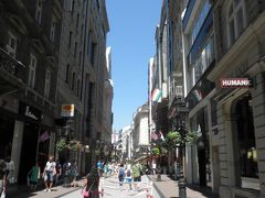 ヴァーツィ通りは歩行者天国で、カフェやレストラン、ブティック、お土産屋さんが並びます。
