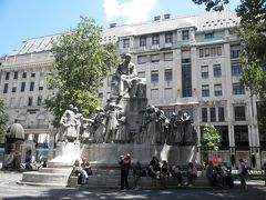 ヴルシュマルティ広場に来ました。
こちらは19世紀のロマン派詩人、ヴルシュマルティ・ミハーイの像との事です。
ここから左折して、ドナウ川の方へ進むと、