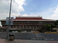 台北に着きました。ホテルは駅のすぐ隣り。便利です。
荷物を置いたらすぐにお昼ご飯を食べに城中市場へ向かいます。