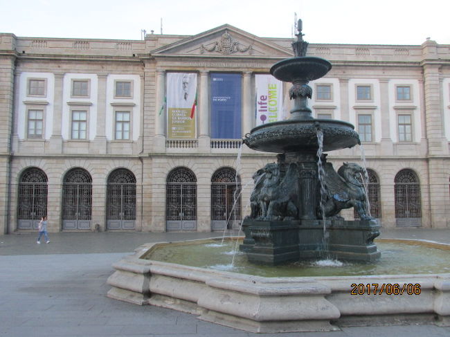 ゴメス広場の中央にある噴水塔。朝の今の時間は噴水は止められている。