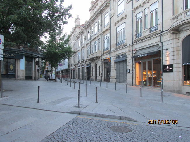 時計塔近くの高級そうな通り。朝の今の時間はみなシャッターが下りている。
