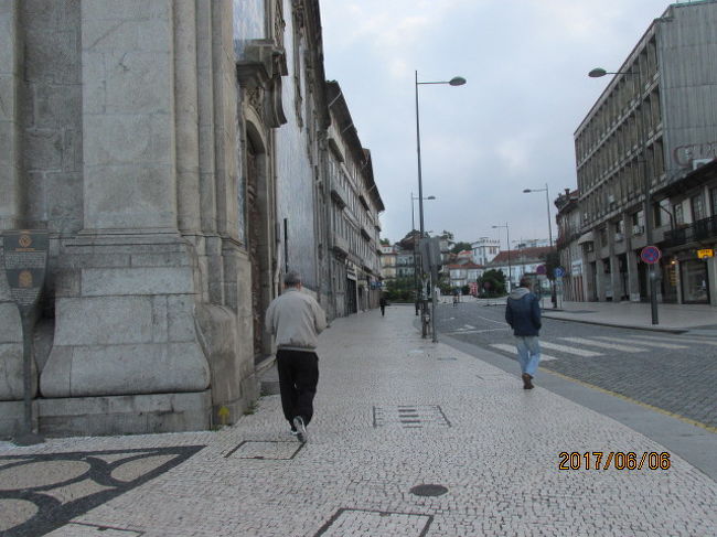 広場周辺には食堂などは無さそうだ。