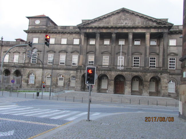 歴史のある街で、重厚な建物が多い。