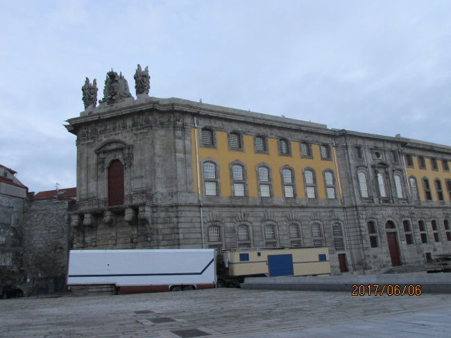 大きな公共の建物のようだ。ビルの屋上の像が贅沢だ。