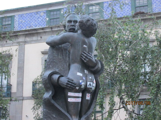 その表庭には男女の愛し合う像が・・。いや、親子かな・・