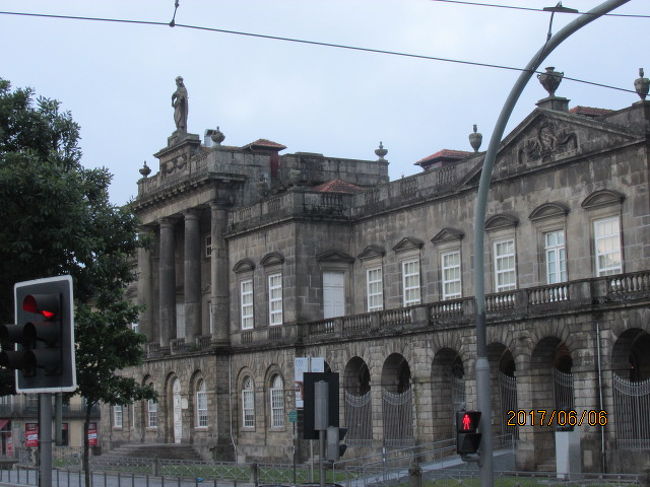 ああ、これは昔の古い病院だ。建物の上にマリア像が立っている。フランス革命のアンヴァリッドの影響を受けているのか・・。
