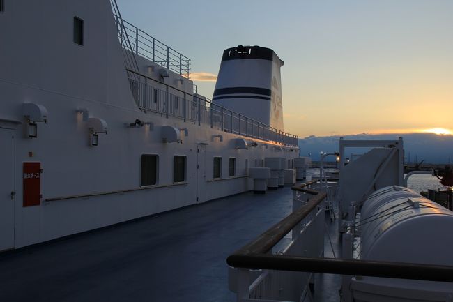 名古屋港を19時に出航、40時間で苫小牧に到着です。<br />早割でツインの内室（窓がありません）キャンセルは出来ませんがかなりお得だと思います。<br />悪天候で船は結構揺れてました。<br />夕食はレストランでバイキング、翌朝もバイキングにしましたが朝食の方がちょっとコスパが悪いかなぁ<br />１日中船の中で過ごすのは退屈かと思いましたが陸ではまず聴かないピアノの演奏や映画鑑賞、時々入る電波とのんびり過ごす事ができました。<br />仙台では３時間の停泊が有りますが、東北震災以降船から降りるのはできません。<br />その間にゆっくりお風呂に入ったりしました。