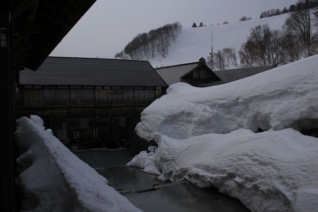 酸ヶ湯温泉は３月末でも雪深い温泉地です。