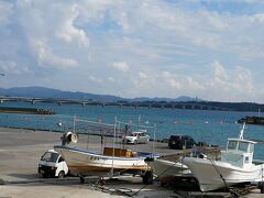 水族館のあとは古宇利大橋を見に出掛けました。夕食の予約時間が迫っていたため、ゆっくり見物できませんでした。残念！！