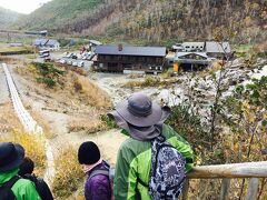 はい、この階段を下りれば、五色温泉で～～す。
露天風呂が見えそう、女子は注意