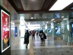 平日の金曜日。
朝から地下鉄とタクシーで博多駅へ。地下鉄が劇混みでした。平日の朝ってこんなに人が多いんですね。

博多駅も勤務する人、旅行する人でごったがえしていました。