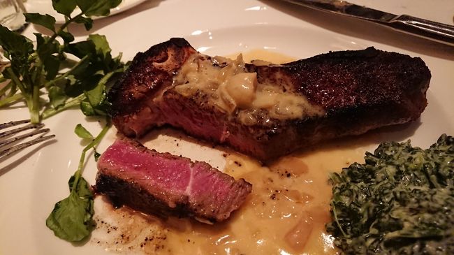 お肉の焦げ目が多いのは知ってるからOK。大きなお肉が1人分ずつ来た。