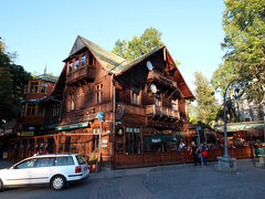 下山後は、クルプフキ通りにある郷土料理レストラン「ガズドヴォ クジーニャ（Gazdowo Kuznia）」で夕食です。
