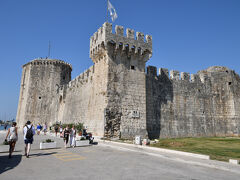 カメルレンゴの砦に到着．
1420年頃にヴェネツィア人により，それまでにあった塔を改築して建てられた砦．かつては旧市街の城壁に繋がっていたとのこと．