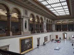 歩いて15分ほどで王立美術館に到着した。