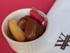 美術館をいったん出て、昼食はチョコレートで有名な「ヴィタメール」へ。この店のメニューはフランス語で書かれていた。店員にせめて英語メニューはないか尋ねるも、「ない」とのこと。つらい。
ベルギーの北半分はオランダ語圏、南半分はフランス語圏である。首都ブリュッセルは地理的にはオランダ語圏にあるのだが、首都という特性上、両言語の併用地域という位置づけとなっている。しかしその「併用地域」というのはどうも建前のようで、実際はバリバリのフランス語圏であった。かつて首都の支配階級が国際言語であるフランス語を重用したのが理由といわれている。
残念ながら、わが家の一家4人のうち、フランス語を解するものは一人もいない。オランダ語圏だとマイナー言語という認識があるのか、たいていは謙虚に英語併記なのだが、ブリュッセルではフランス語オンリーの場面によく遭う。生意気だ。