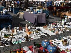 この日は朝から地下鉄で移動し、ジュ・ド・バル広場の蚤の市へとやってきた。「ヨーロッパの底値」と評される価格の安さが特徴で、ベルギー最大の蚤の市でもある。
品揃えはさすがに豊富。家具、食器、アンティーク品、アクセサリー、おもちゃ、洋服などなど、ないもの以外はすべてある。
