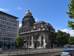 近くにあった謎の建物。特徴的な丸屋根から教会か何かかと思っていたが、最高裁判所だという。