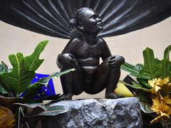 美しい建築の後でなんだが、ブリュッセル名物？の小便少女。もちろん小便小僧のほうが有名だが、それに便乗して作られたものらしい。盗難防止のためなのか、よりによって小さな檻に入れられていた（写真は檻の隙間から撮影）。すぐ向かいには大きな飲み屋があり、場末感がただよっている。
檻に監禁された少女の排尿シーン（口に出しただけで逮捕されそうだ）ということで、著しい背徳感を禁じ得ない。周囲の見学者も、何ともいえぬ複雑な表情を見せていた。