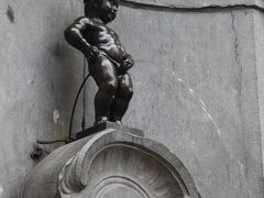 一方、こちらが本家・小便小僧。実にすがすがしく堂々たるたたずまいだ。後ろめたさがみじんもない。
ブリュッセルの小便小僧は「世界三大がっかり」の一つというが、先に背徳の少女像のほうを見たせいか、実に爽快な気分で見学できた。やはり路上での放尿は男の特権という気がする。