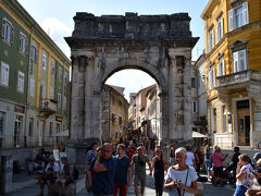 こちらが旧市街の入口の1つ，セルギ門です．
紀元前27年に，プーラで栄誉を勝ち取ったセルギウス家の3人を追悼するために建てられたそうです．