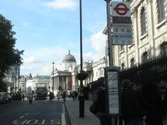 大英博物館から歩いてナショナルギャラリーに
やってきました。
バスでもここまで来れたのですが観光を兼ねて
歩いてみました。