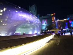 ウルチ路入口駅からホテルに帰ろうと自転車に乗り、楽園商街を目指しましたが、気持ちいいのと、明日は帰国という名残惜しさで清渓川沿いをどんどん東に突き進んでしまいました。
これが噂の東大門デザインプラザかあ…と不思議な建物にちょっと感激しました。