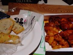 せっかくなので、ロッテ百貨店の地下食料品売り場を見物しました。
宿にレンジがあるものだから、ついついタッカンジョン10,000Wとかまぼこ1,800W買ってしまいました。
全然、おなか減ってないんですが。