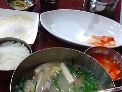 十分程度でお店に到着。まだ7時前なのにもう開店していました。
ケランプライ（目玉焼き）も追加して7,500W。非常においしかったです。
7時を過ぎると次々人が入ってきて朝というのに大繁盛でした。
自転車でピューッと早く来て良かった。
