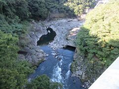 高津戸ダムは高津戸公園内にあり
公園内に「はねたき橋」という人道橋がありました

はねたき橋より上流方面を望む
この辺りの峡谷は高津戸峡といい、群馬では吾妻峡と並んで名勝だそうです
