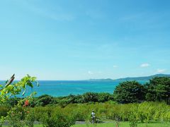 朝一の便で石垣空港へ。到着したのはまだ９時代、ここからレンタカーで石垣島反時計回りドライブ開始です！まずは、一番近くの展望台、玉取崎展望台へ。
カーナビの案内が間違っていたため、入口ではないところへ案内されてしまい、ちょっと苦戦。看板のすぐ近くが駐車場なので、くれぐれもカーナビに騙されないようにお気を付けください。駐車場から少し坂を上ると、この絶景！！
ハイビスカスの花が所々に咲いていて、一気に南国気分が盛り上がります♪