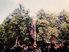 ■ロンドン：Buckingham Palace（バッキンガム宮殿前）

何かのパレードに出くわしました。身長が低いので人と人の間から見るのがやっとでした…。