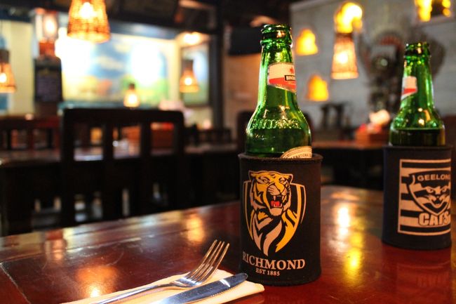 夕ご飯は、ホテルの近くの洋食っぽいお店で食べました。<br />安定の、ビンタンビールを注文。