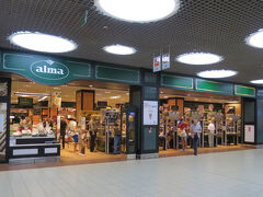 夕食後、ホテルに戻る前に、ショッピングセンター「Arkady」の地下にあるスーパー「alma」に立ち寄りました。